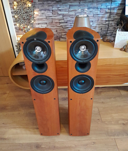 Kef floor standing - q4,